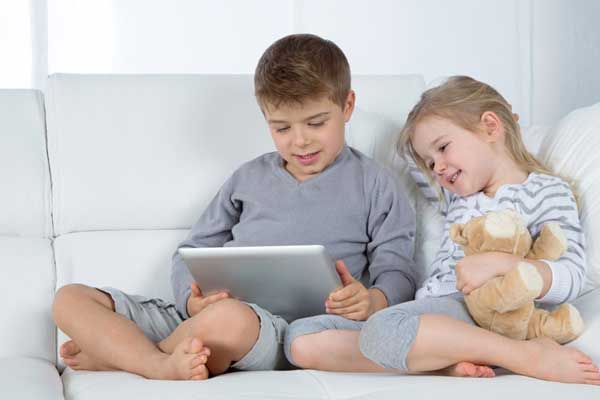 موبایل و تبلت چه خطراتی برای بچه ها داره؟