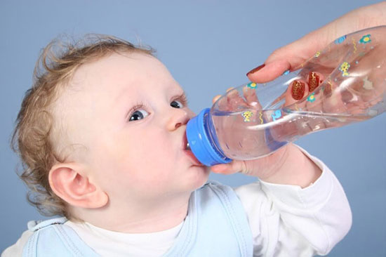 نوشیدنی‌ها و مایعات مضر برای کودکان شیرخوار