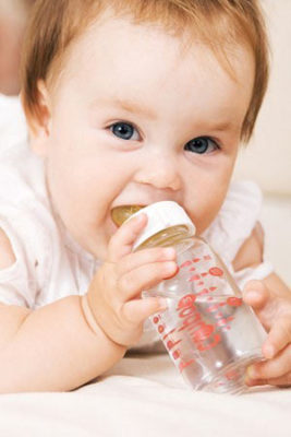 نوشیدنی‌ها و مایعات مضر برای کودکان شیرخوار