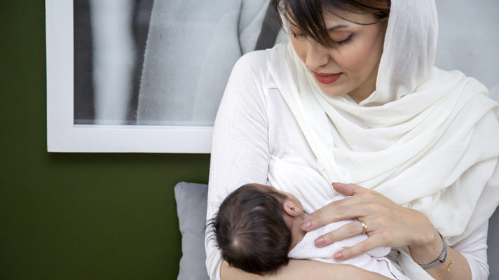 در چه مواردی نوزاد نباید شیر مادر بخورد
