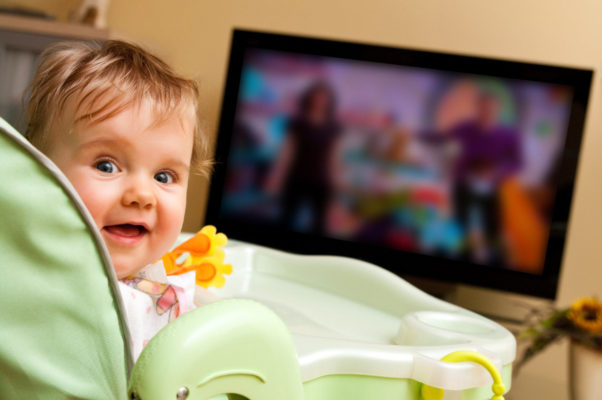 فواید و مضرات استفاده از تلویزیون و ابزار دیجیتال برای کودکان