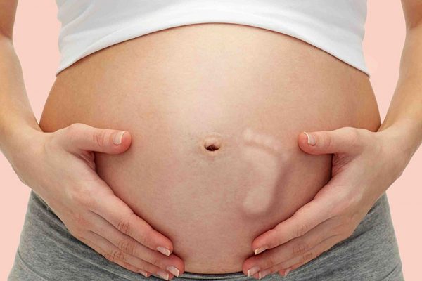 حرکت جنین در شکم مادر
