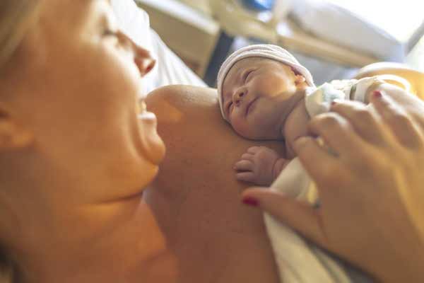 تماس پوست نوزاد با پوست مادر چه مزیتی داره؟