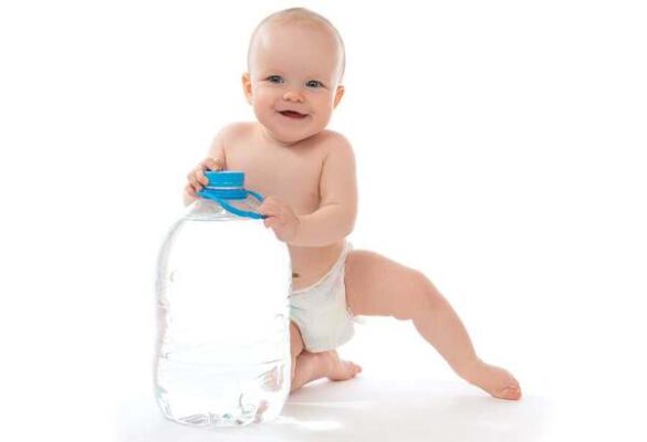 از چند ماهگی خوبه به نوزاد آب بدیم؟
