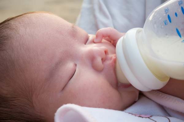 علت بالا آوردن شیر پنیری نوزاد چیست؟