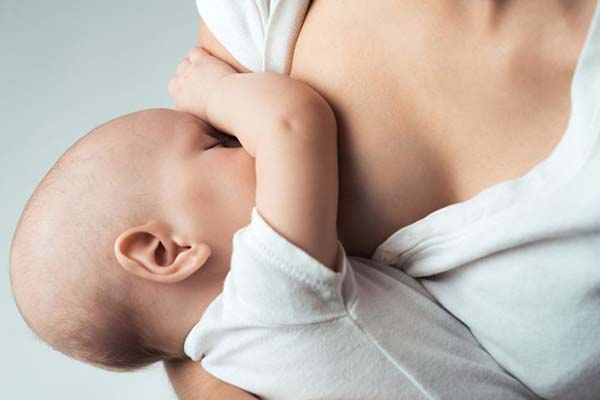 چطور عادت زیر سینه خوابیدن نوزاد رو ترک بدیم ؟