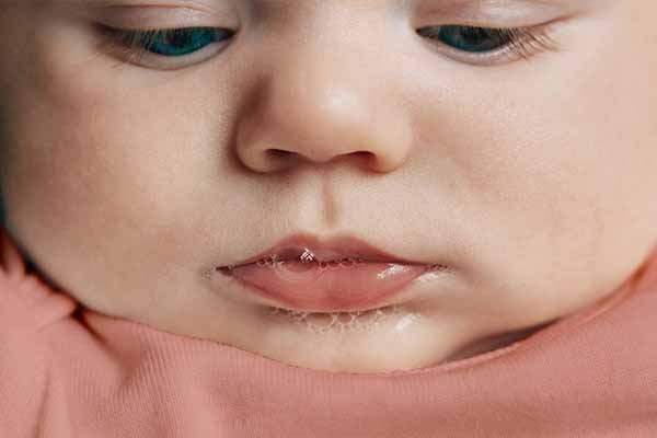 جمع شدن تف در دهان نوزاد نشانه چیست؟