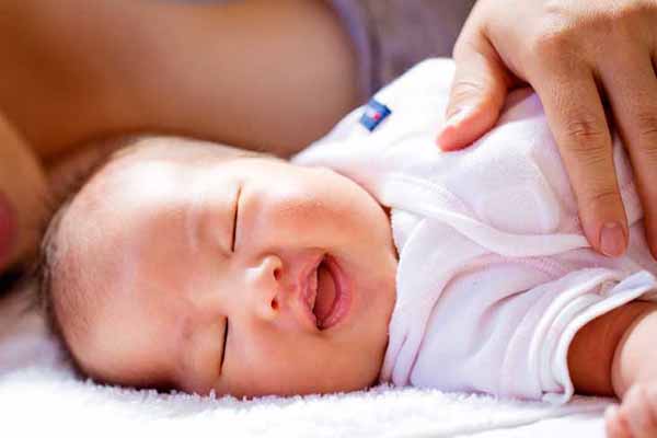 نشانه های خواب دیدن نوزاد چیست؟