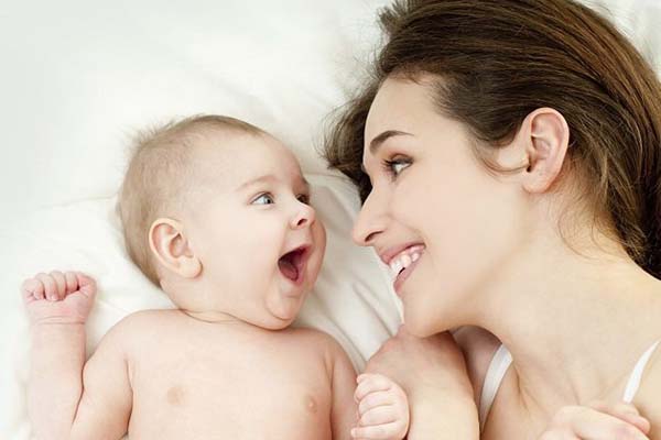 نوزاد علاقه ش رو چطور به مادر نشان می دهد؟
