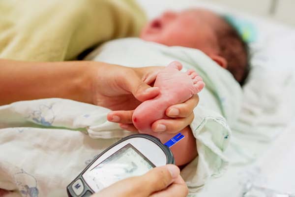 قند خون نوزاد تازه متولد شده چقدر مهم است؟