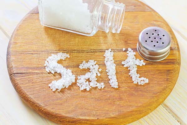 چرا نباید به غذای کودک نمک زد؟