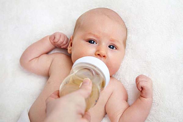 آیا دادن چای به نوزاد ضرر دارد؟