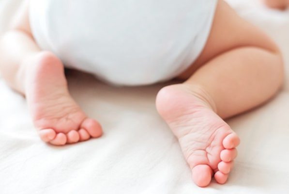 علت ترشحات خونی در نوزادان دختر چیست؟