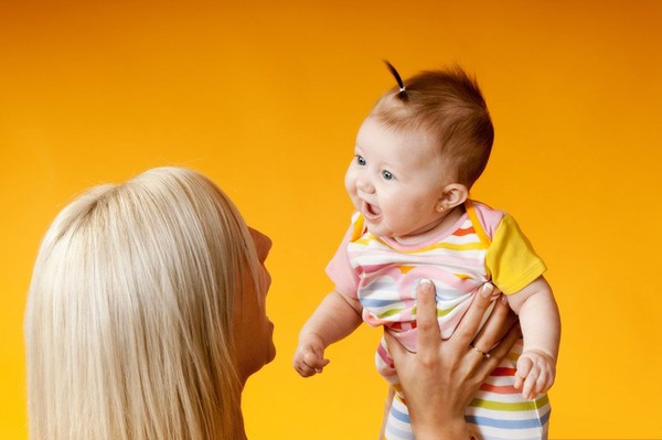 معمولا نوزاد تقلیدکردن رو از کی یاد می گیرند؟