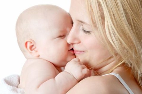 نشانه های علاقه نوزاد به مادر چطور می باشد؟