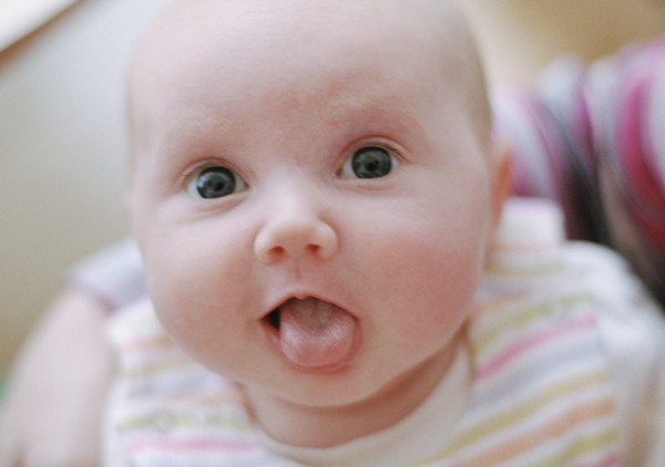 تمیز کردن زبان نوزاد