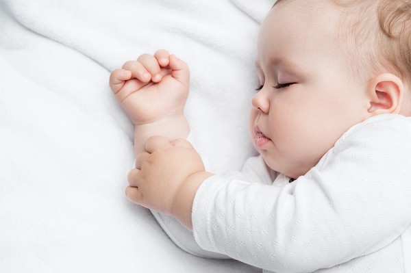 برای خوب خوابیدن نوزاد در شب چه کارهایی انجام بدیم؟