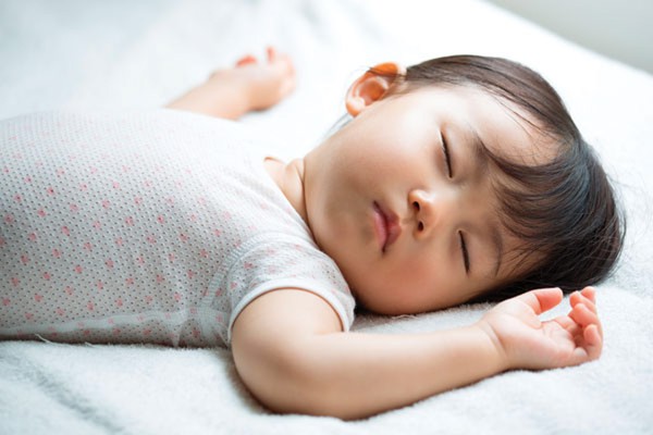 از چه سنی میتونیم کودک رو عادت بدیم ظهر نخوابه؟