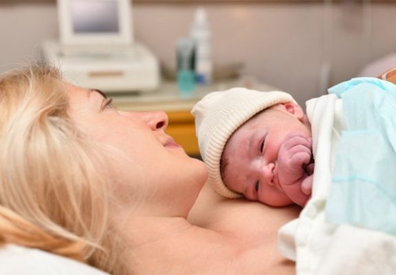 تماس پوست به پوست مادر و نوزاد چه فایده های داره؟