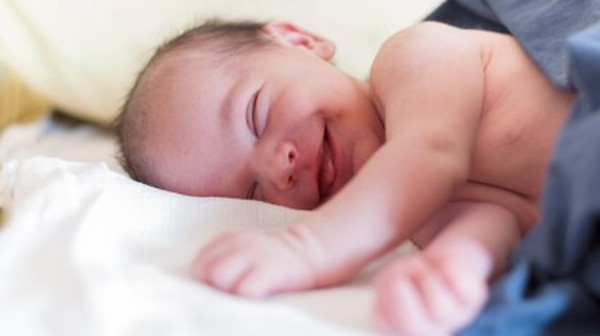 علت خندیدن نوزاد در خواب