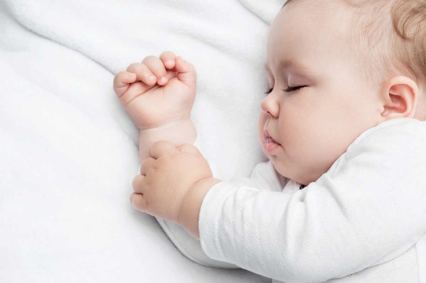 زمان دندان دراوردن نوزاد چطور به خوابش کمک کنیم؟