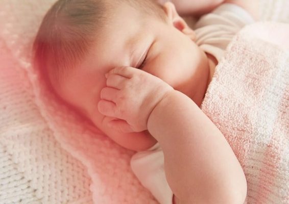 علت مالیدن چشم توسط نوزاد چیست؟