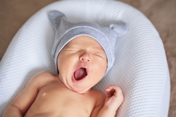 آیا خمیازه کشیدن زیاد نوزاد طبیعی است؟