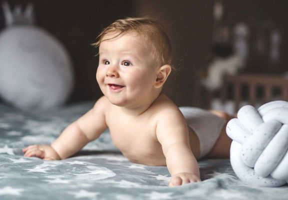 تا چند ماهگی نوزاد باید غلت زدن یاد بگیرد؟