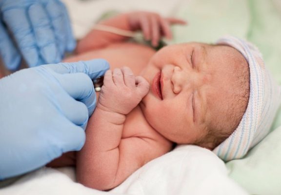 علت افت قند خون نوزاد چیست؟